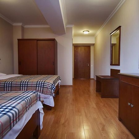 Bagrati 1003 Hotel Koetaisi Buitenkant foto