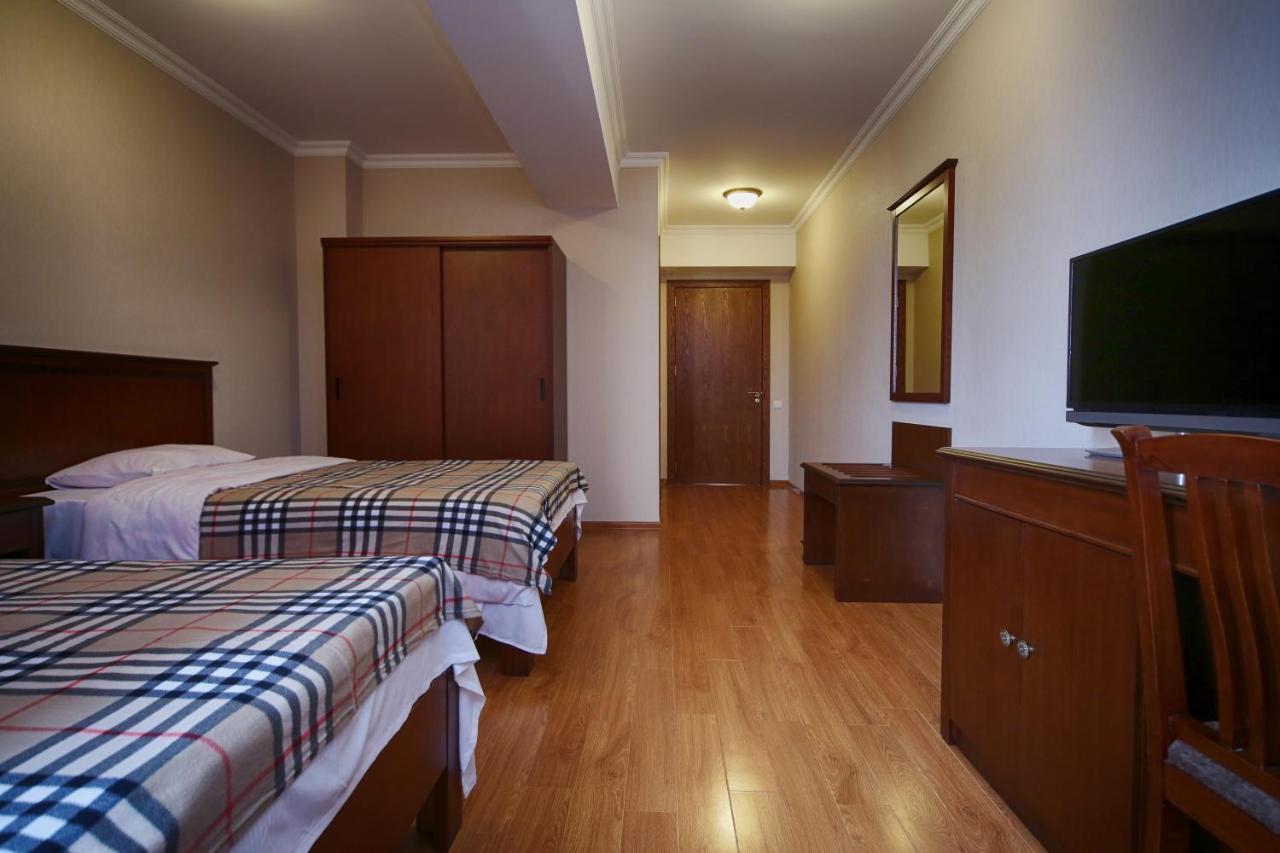 Bagrati 1003 Hotel Koetaisi Buitenkant foto