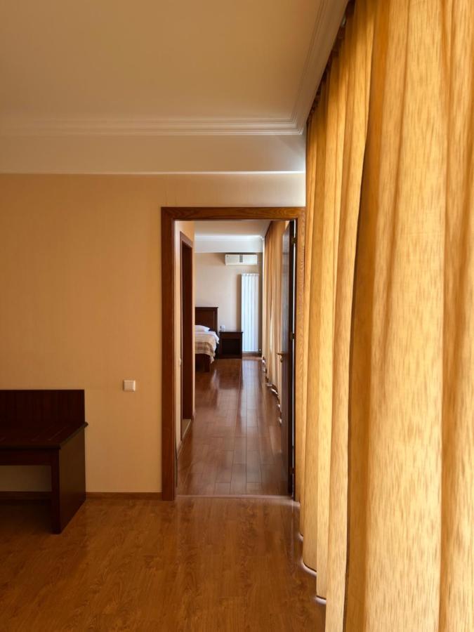 Bagrati 1003 Hotel Koetaisi Buitenkant foto