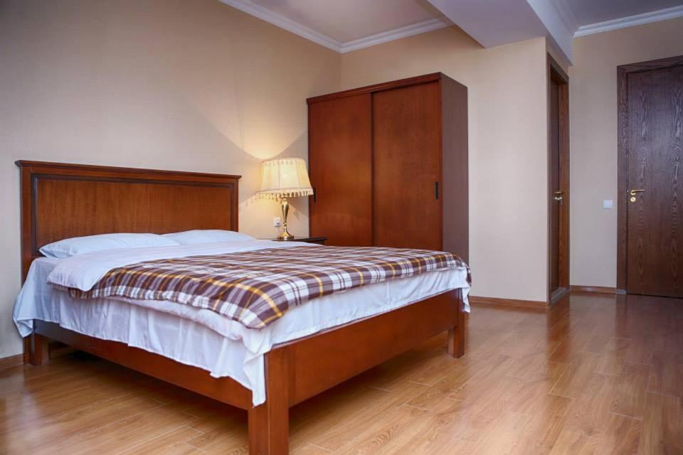 Bagrati 1003 Hotel Koetaisi Buitenkant foto